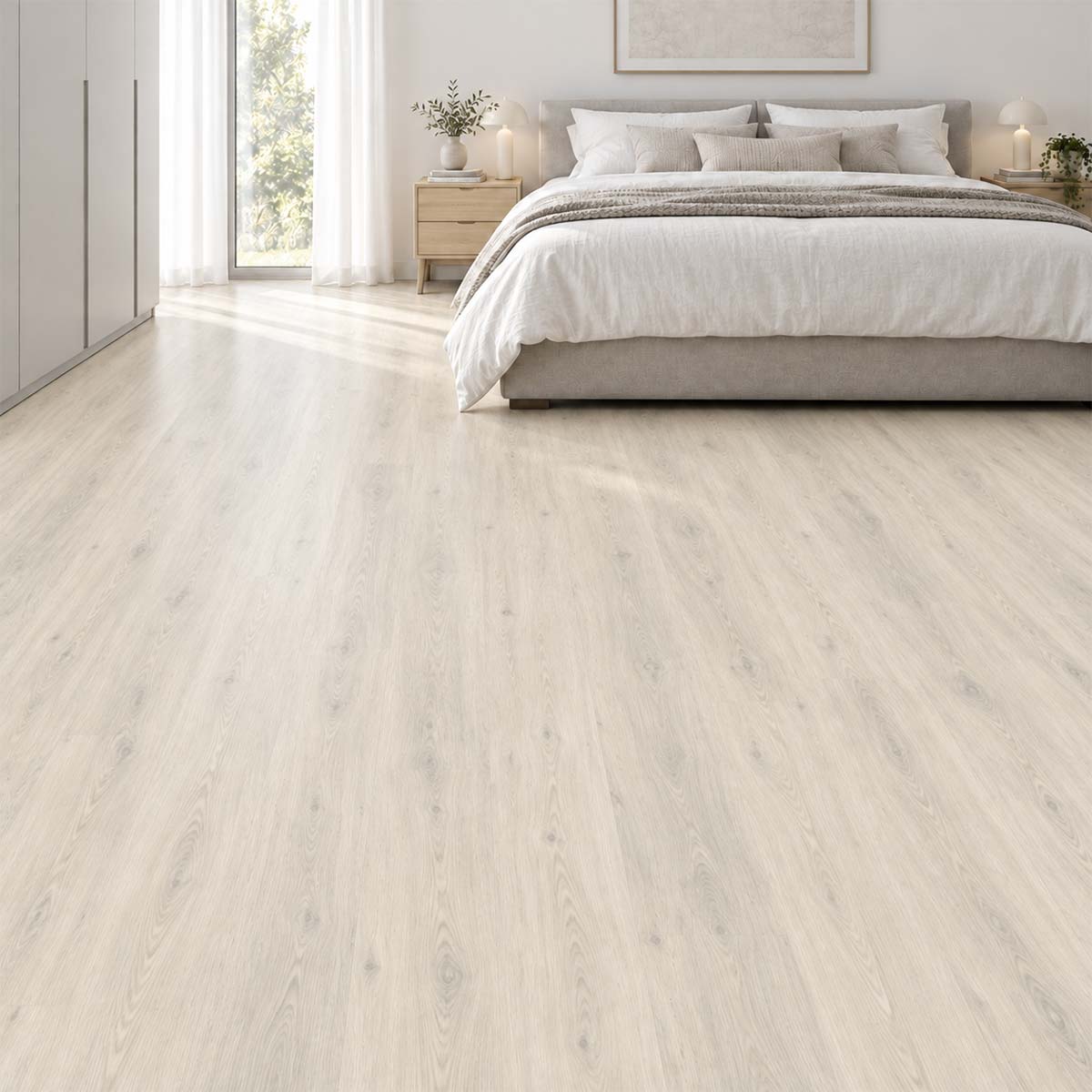 Designboden Decolife Polar Oak mit Trittschalldämmung im Schlafzimmer mit grauem Polsterbett – Restposten bei Floor4All.