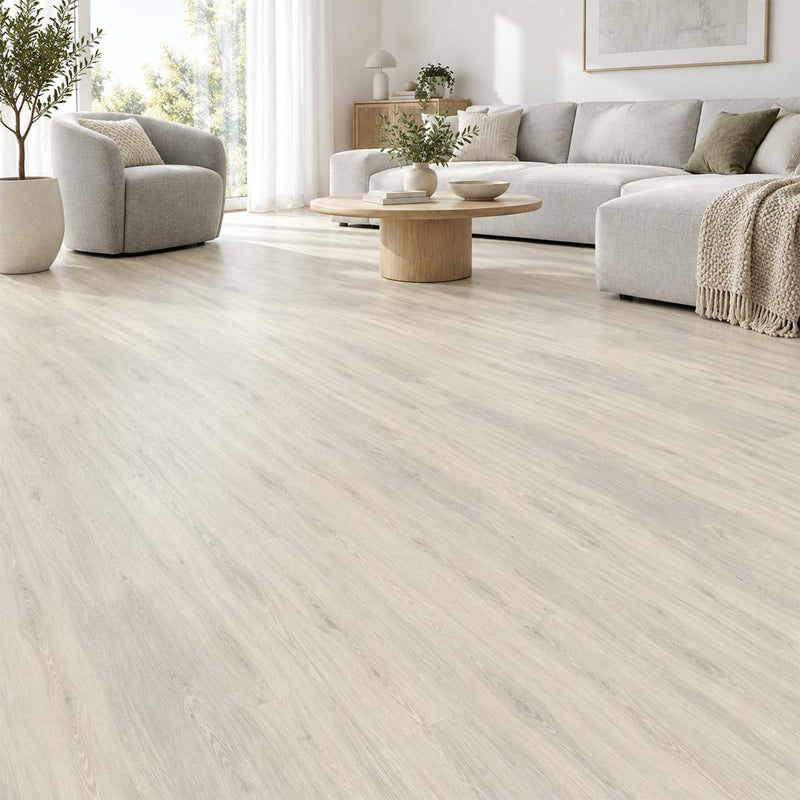 Designboden Decolife Polar Oak mit Trittschalldämmung im Wohnzimmer mit hellgrauem Sofa – Restposten bei Floor4All.