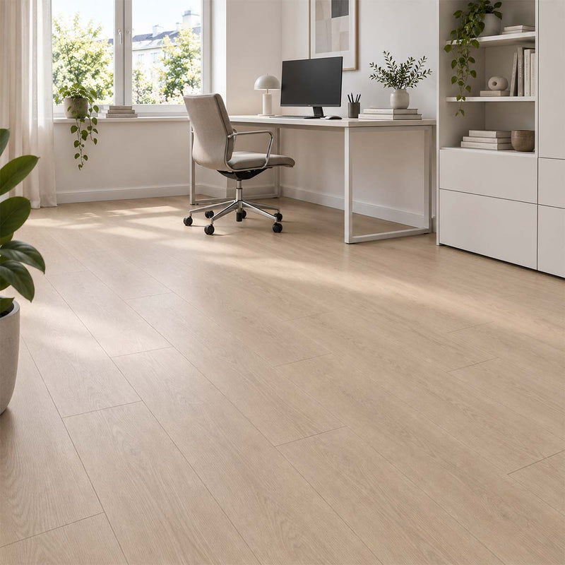 Designboden EGGER Classic Light Victoria Eiche hellbraun in einem hellen Arbeitszimmer mit dezenter Eichenmaserung