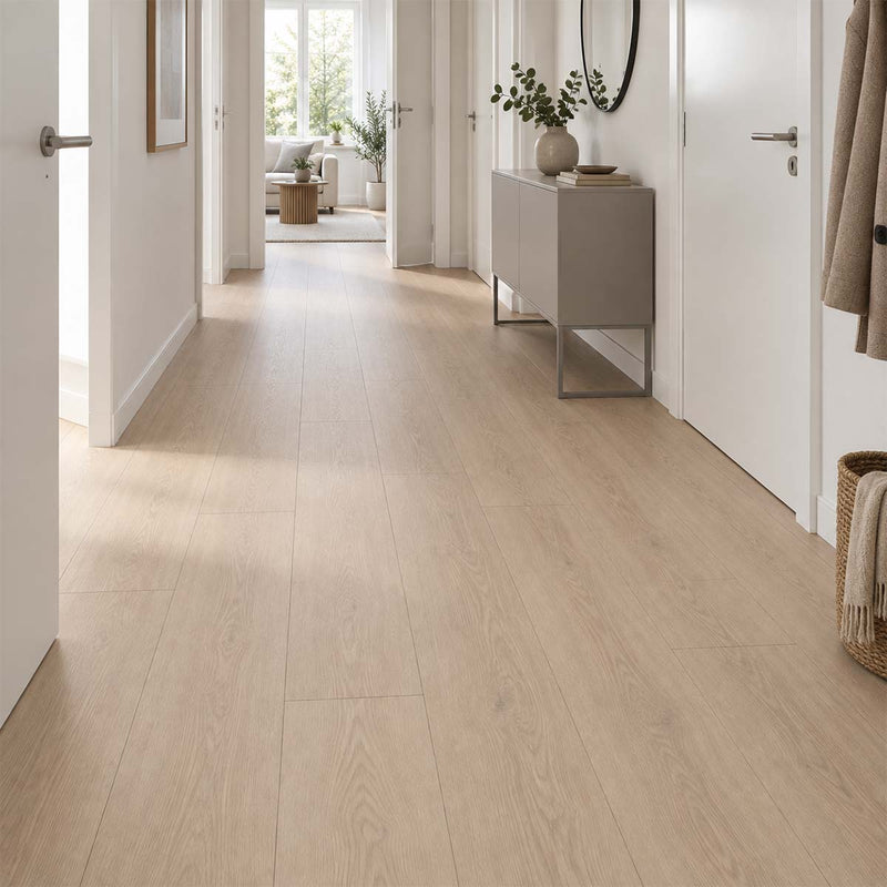 Designboden EGGER Classic Light Victoria Eiche hellbraun in einem hellen Flur mit längs verlegten Eichendielen