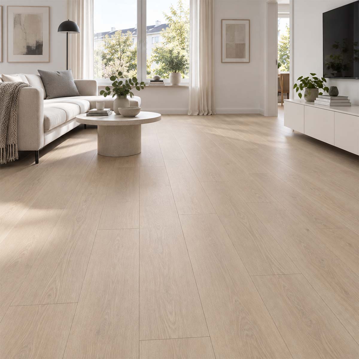 Designboden EGGER Classic Light Victoria Eiche hellbraun in einem hellen Wohnzimmer mit ruhiger beige-greiger Eichenoptik