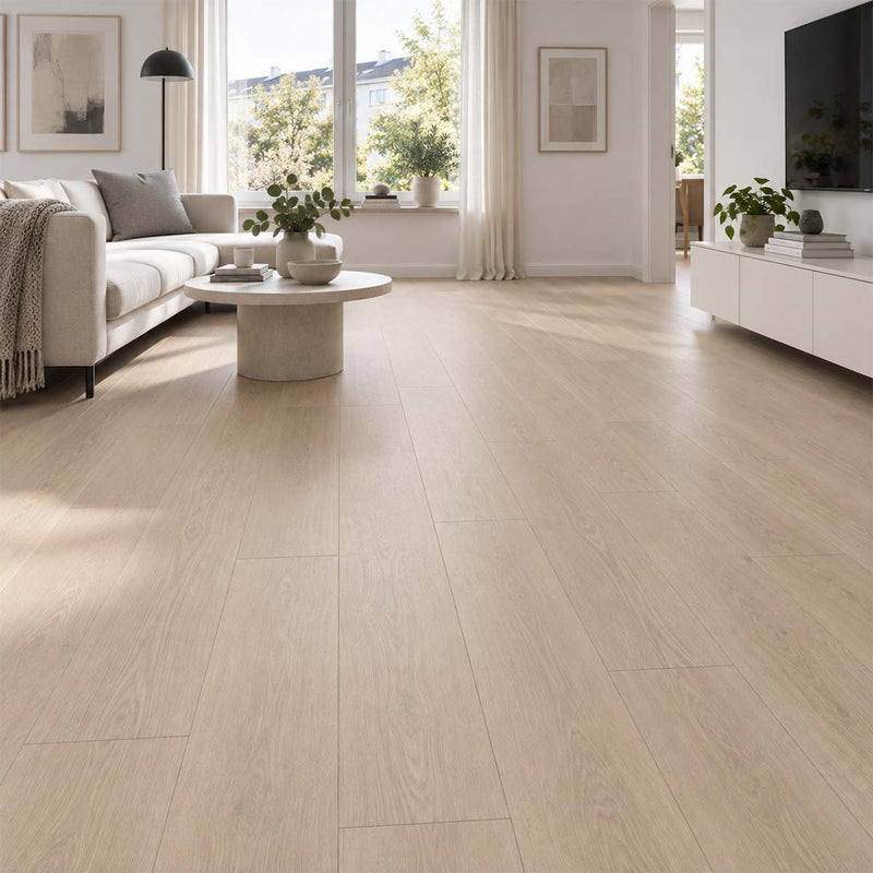 Designboden EGGER Classic Light Victoria Eiche hellbraun in einem hellen Wohnzimmer mit ruhiger beige-greiger Eichenoptik
