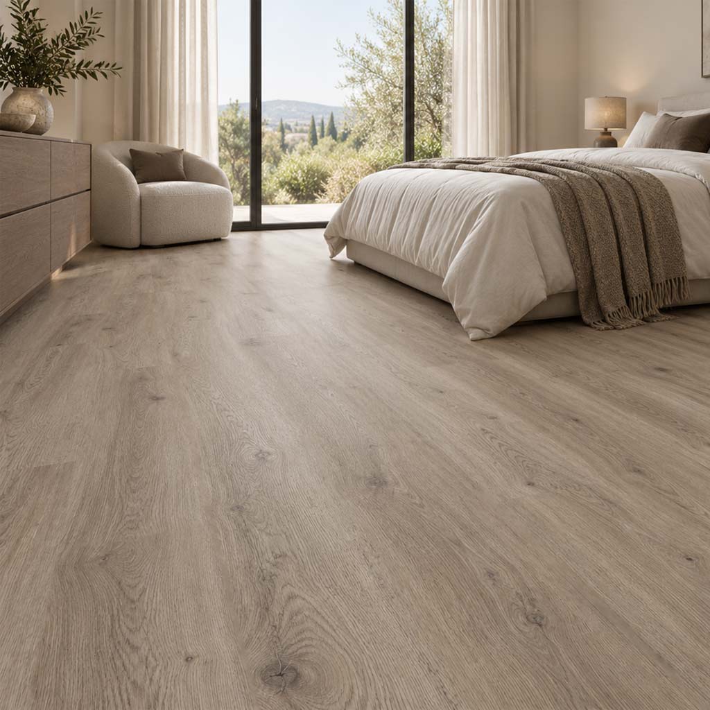 Designboden Eiche grau in Landhausdielenoptik im Schlafzimmer mit Bett und Sessel von Floor4all
