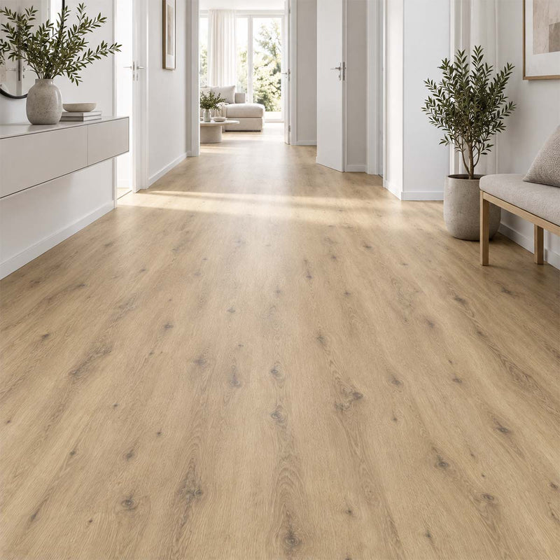 Designboden Nature Oak Country mit Kork Trittschalldämmung in einem hellen Flur mit natürlicher, nahezu fugenloser Holzoptik
