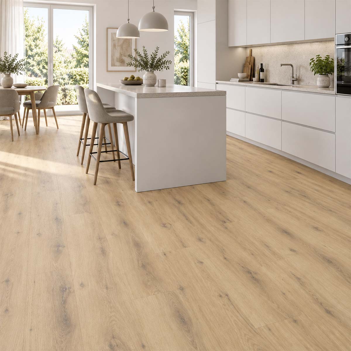 Designboden Nature Oak Country mit Kork Trittschalldämmung in einer modernen weißen Küche mit heller, natürlich gemaserter Eichenoptik
