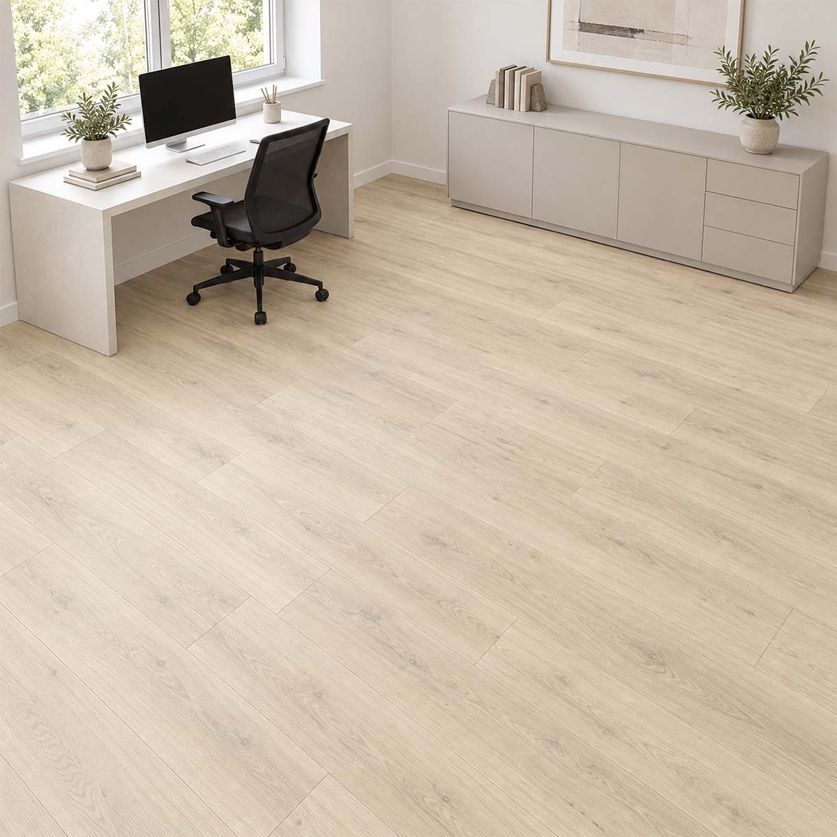 Designboden Naturestyle Pure Ash Oak mit Kork Trittschall im Arbeitszimmer mit weißem Schreibtisch und grauem Sideboard – Restposten bei Floor4All.