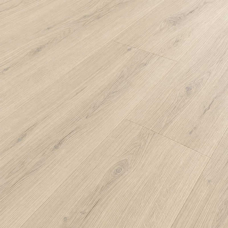 Designboden Naturestyle Pure Ash Oak mit Kork Trittschall in Nahaufnahme mit heller Holzmaserung und dezenten Fasen – Restposten bei Floor4All.