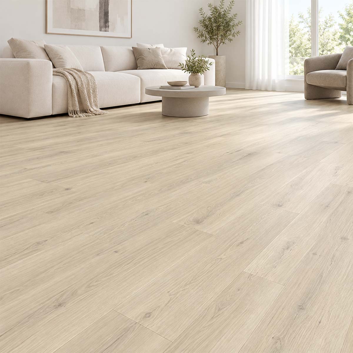 Designboden Naturestyle Pure Ash Oak mit Kork Trittschall im hellen Wohnzimmer mit cremefarbenem Sofa – Restposten bei Floor4All.