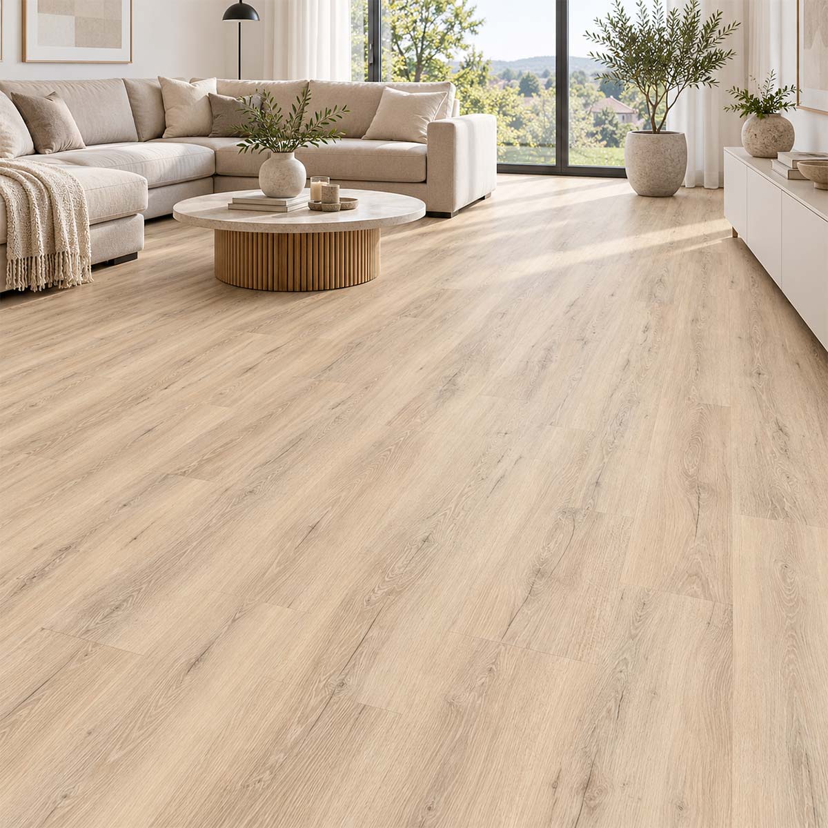 Designboden Panora Eiche Beige mit Trittschalldämmung im hellen modernen Wohnzimmer