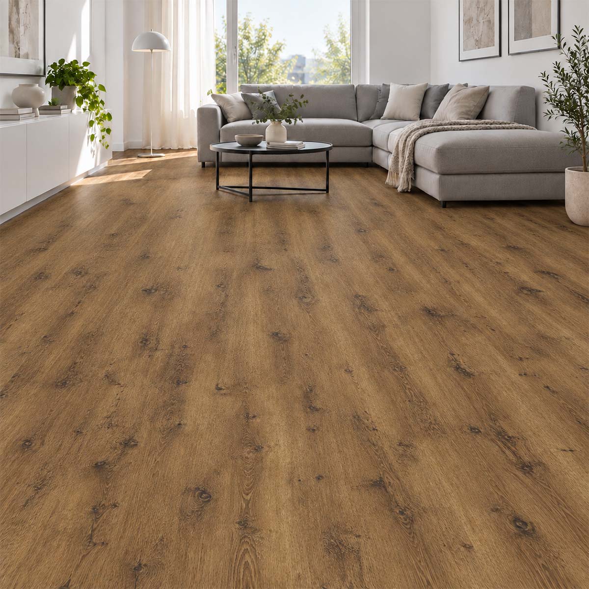 Designboden Vinyl Haro Eiche Verona mit Kork Trittschall im Wohnzimmer mit grauem Sofa – Restposten bei Floor4All.