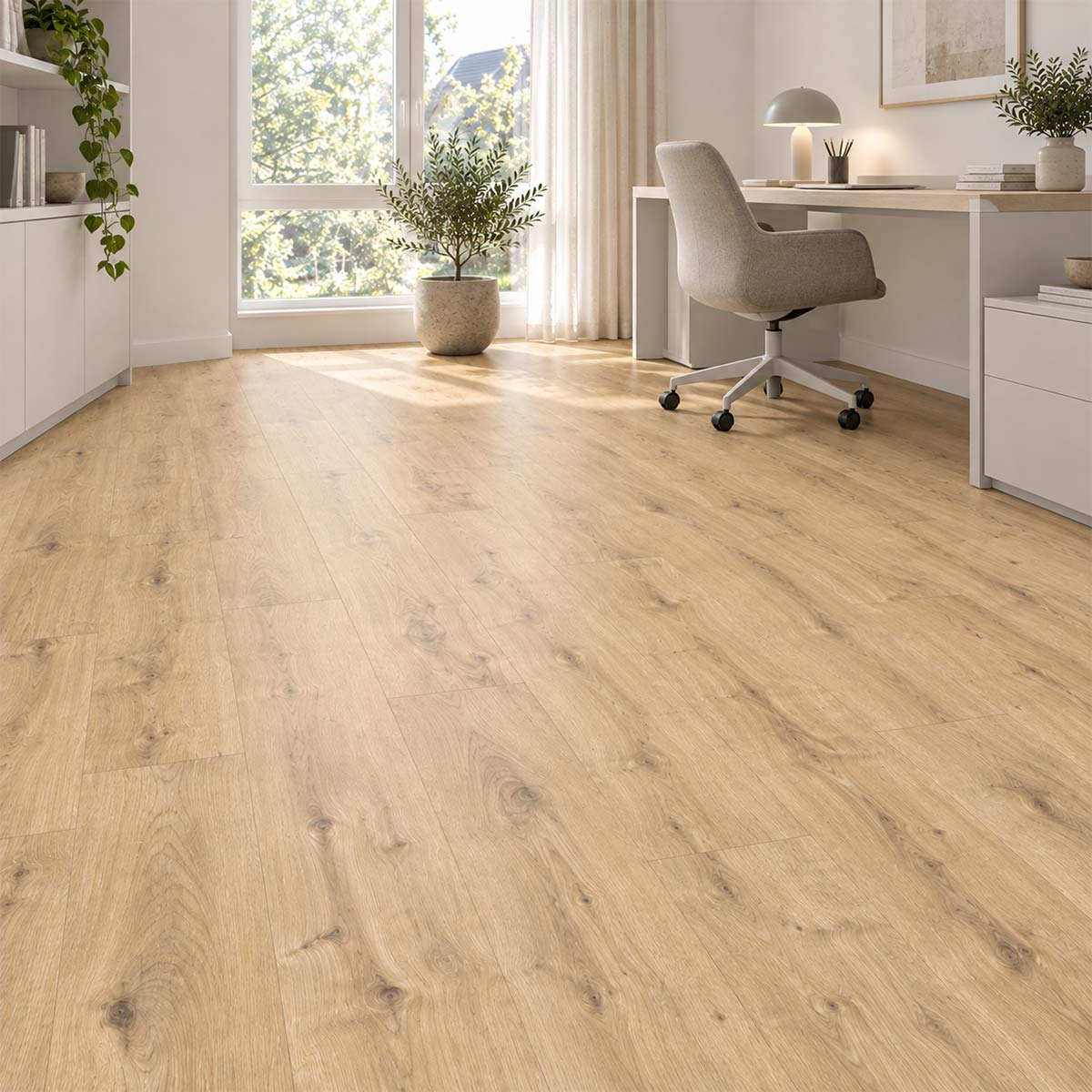 Designboden Westport Eiche hell in einem hellen Arbeitszimmer mit weißem Schreibtisch