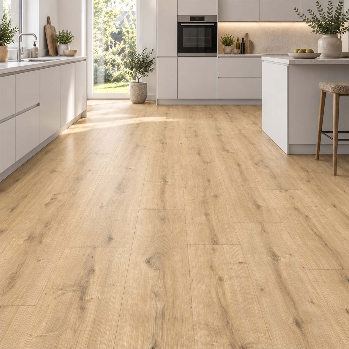 Designboden Westport Eiche hell in einer modernen weiß-grauen Küche