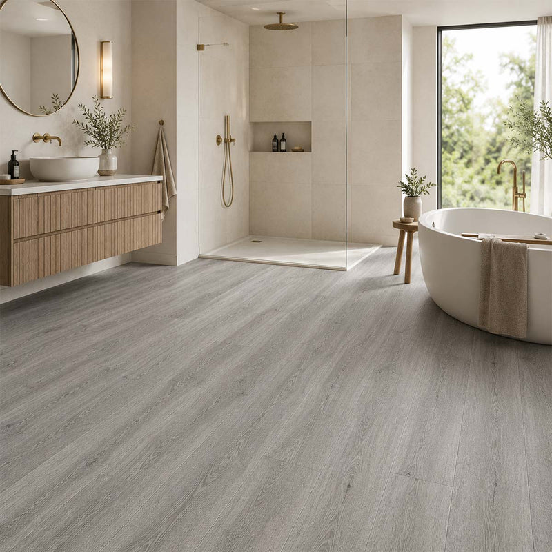 GreenLine Premium Canyon Lodge Pine Vinylboden mit Trittschall in einem hellen Badezimmer mit grauer Landhausdielenoptik