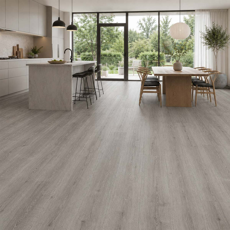 GreenLine Premium Canyon Lodge Pine Vinylboden mit Trittschall in einer modernen Küche mit Essbereich und grauer Holzoptik