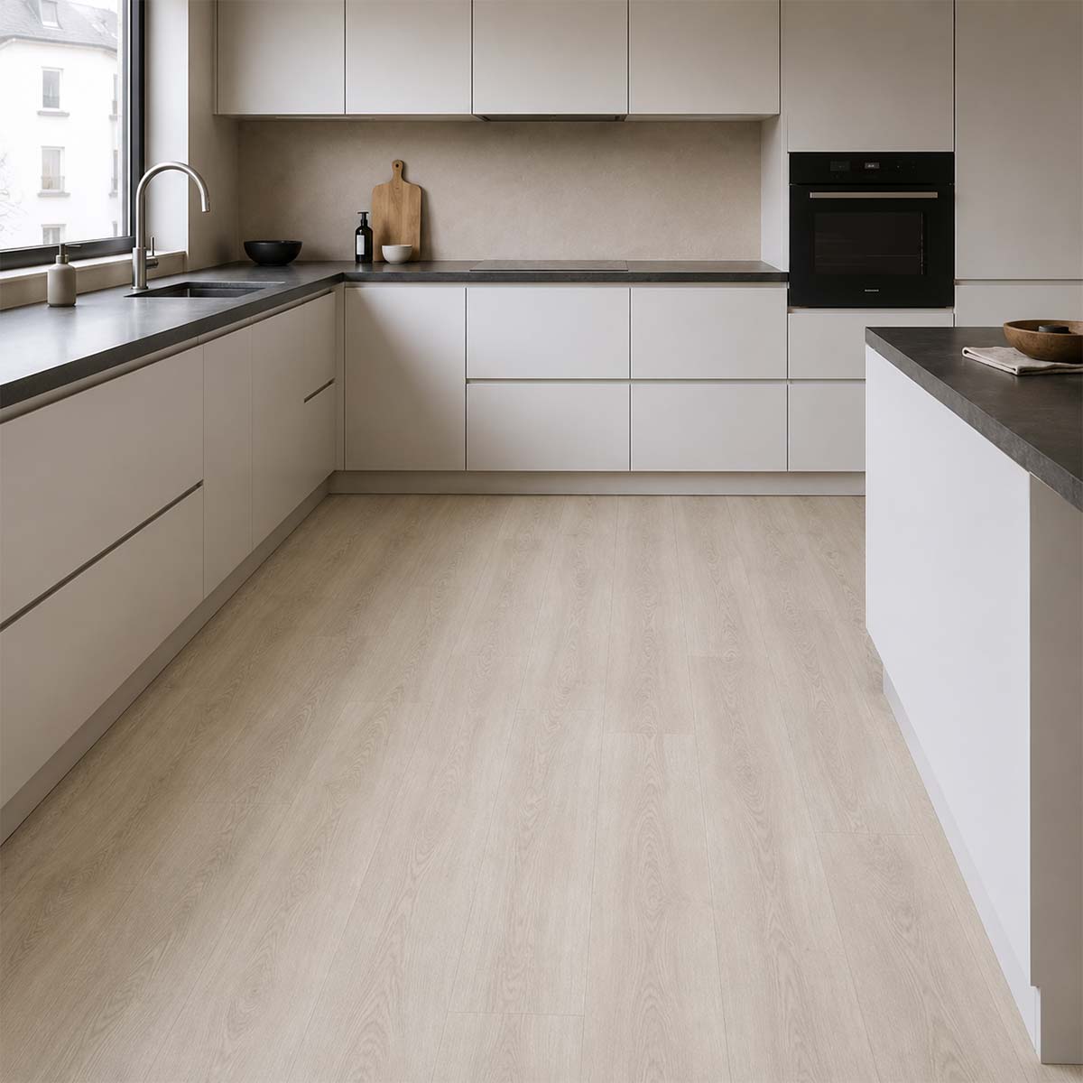 Klebevinyl Burwell Landhausdiele Hell in moderner Küche mit heller Holzoptik