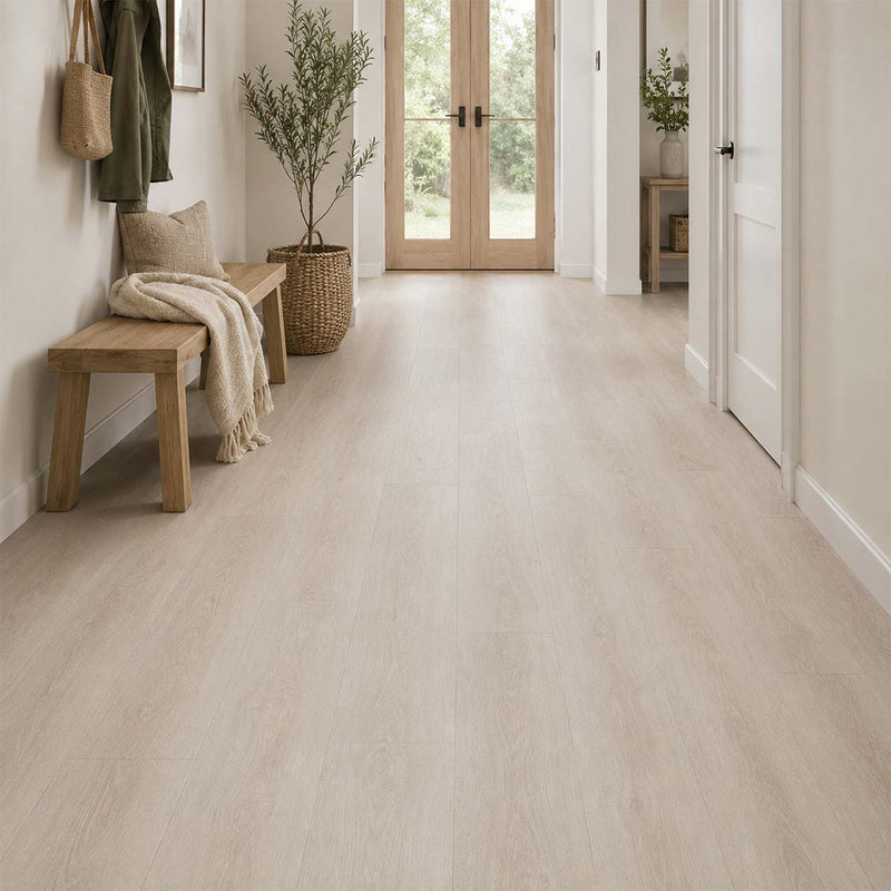 Klebevinyl Eiche Bretagne Glue 2.0 im hellen Flur und Eingangsbereich verlegt
