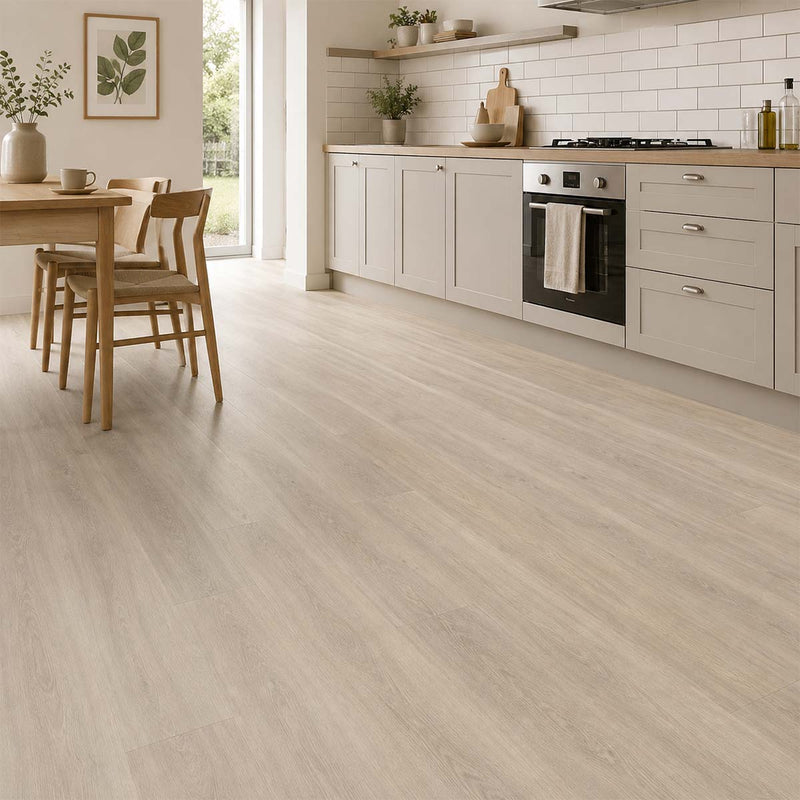 Klebevinyl Eiche Bretagne Glue 2.0 in heller Küche mit Essbereich verlegt