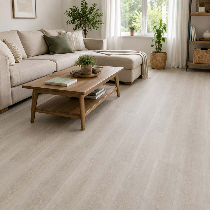 Klebevinyl Eiche Bretagne Glue 2.0 in hellem Wohn- und Esszimmer verlegt