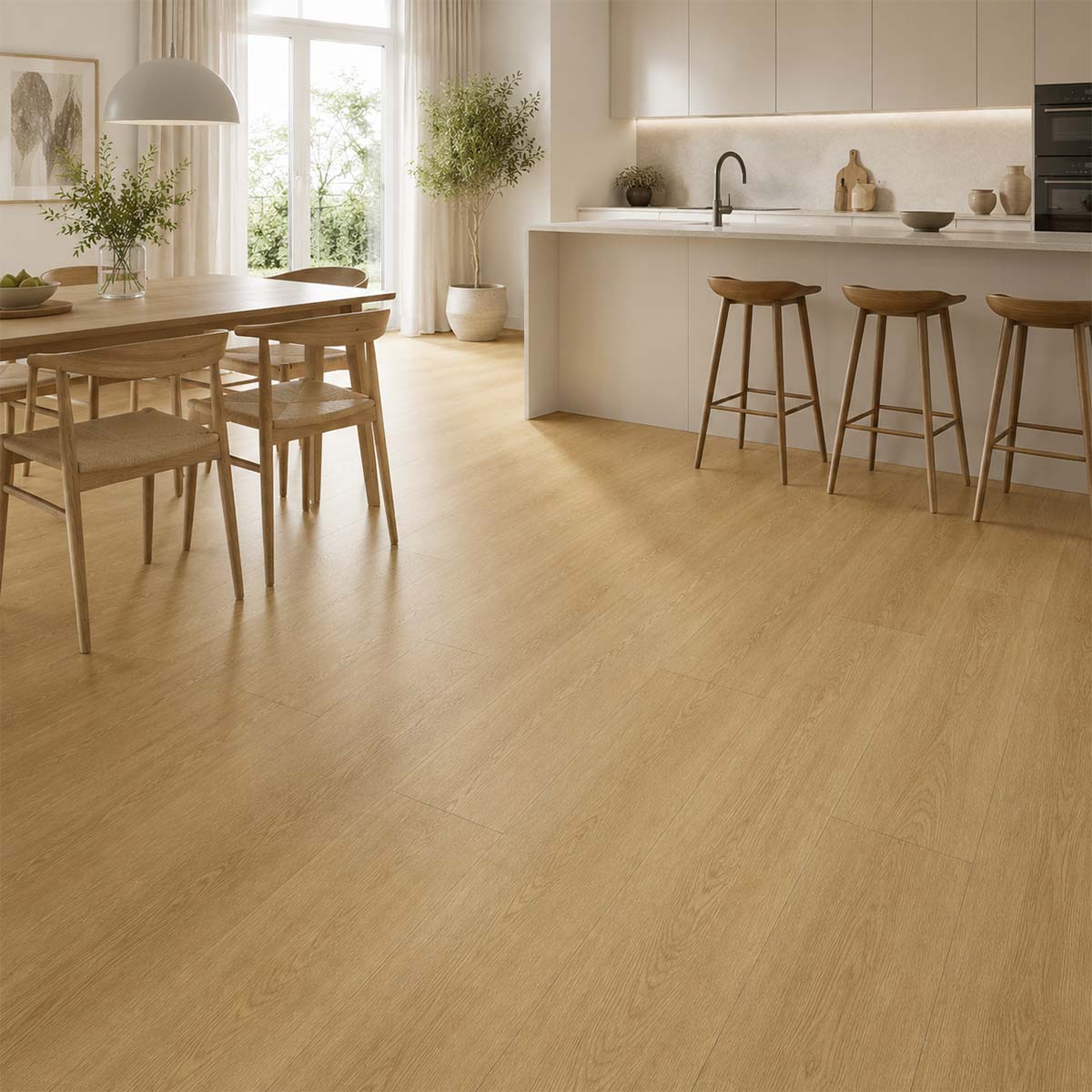 Klebevinyl Eiche Burgund Glue 2.5 in heller Küche mit Essbereich und natürlicher Holzoptik