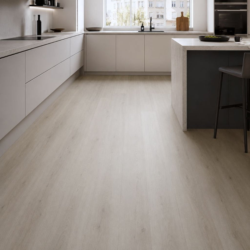 Klebevinyl Holzoptik Eiche Loifix hell Landhausdiele in der Küche von Floor4all