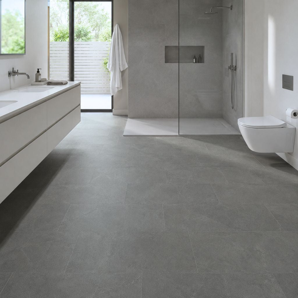 Klebevinyl Betonoptik Zementgrau Brick Design im Bad von Floor4all