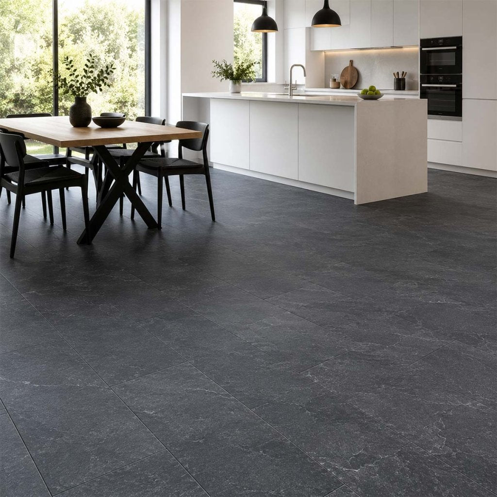 Klick Laminat Classen VisioGrande Ölschiefer in moderner Küche mit Essbereich und dunkler Fliesenoptik