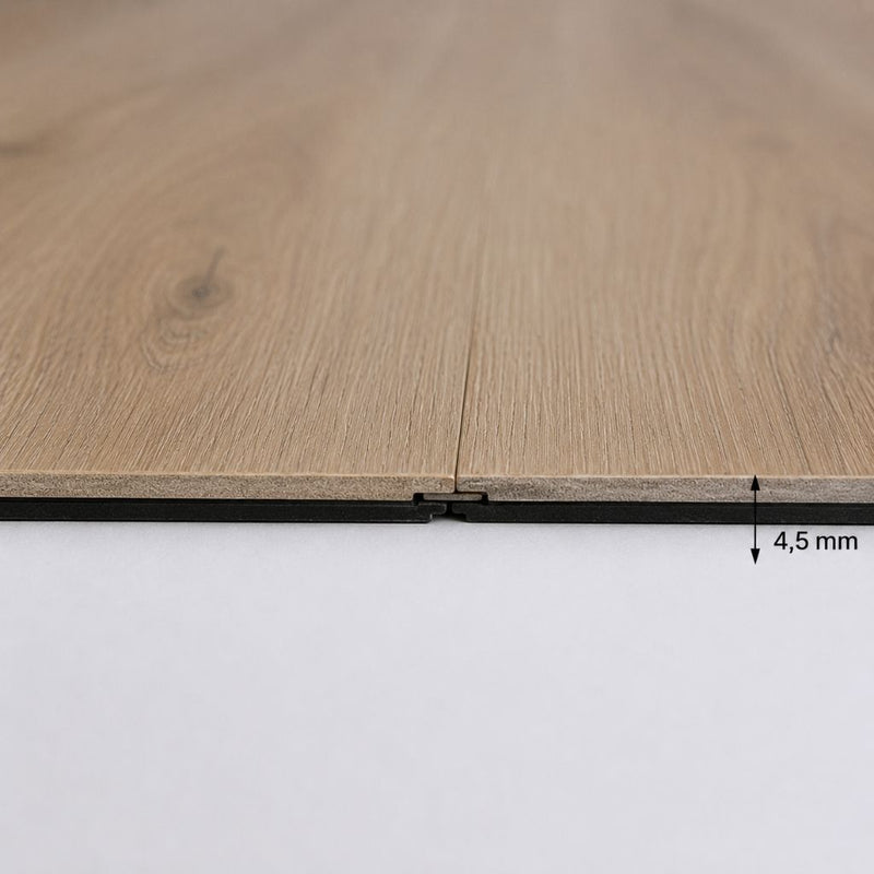 Detailansicht der Dieledicke (4,5 mm) mit Click-System – zeigt robusten Aufbau des Vinylbodens