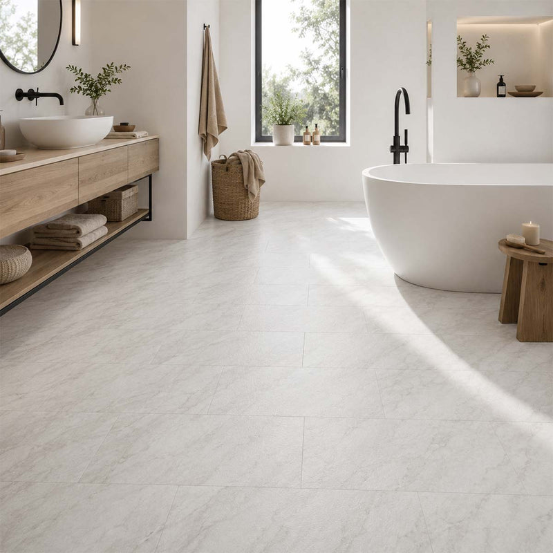 Klick Vinyl Carrara Marmor Weiß im modernen Badezimmer mit heller Marmoroptik