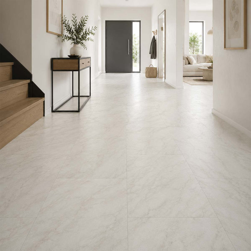 Klick Vinyl Carrara Marmor Weiß im hellen Flur mit dezenter Marmorstruktur