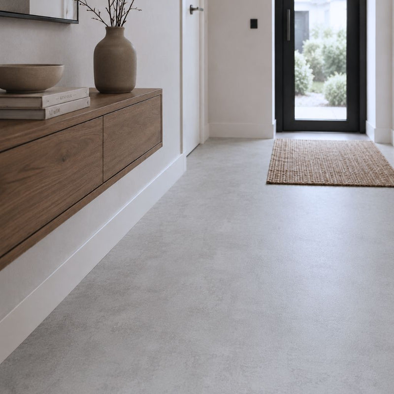 Heller Flur mit robustem Vinylboden in Steinoptik, ideal für stark frequentierte Bereiche von Floor4all