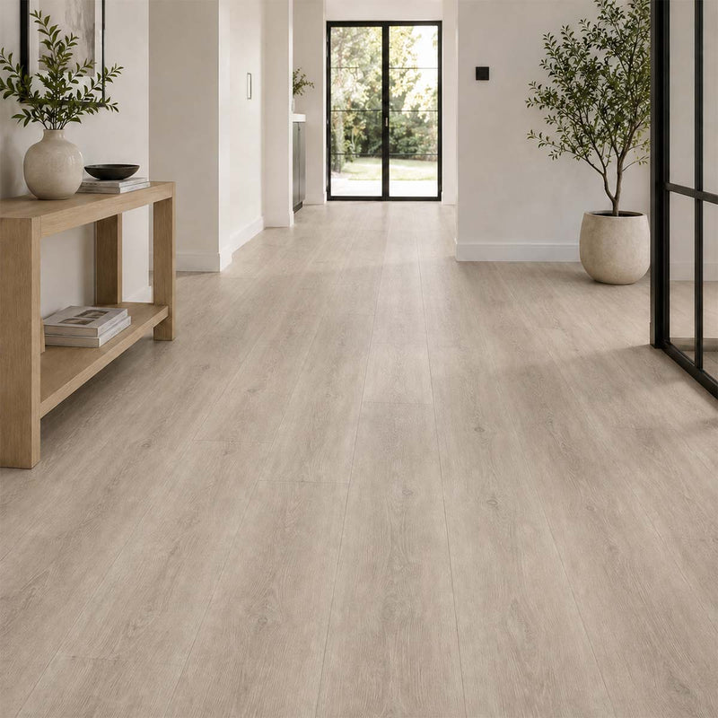 Klick Vinyl Eiche Beige Gekalkt im hellen Flur mit sandiger Eichenoptik