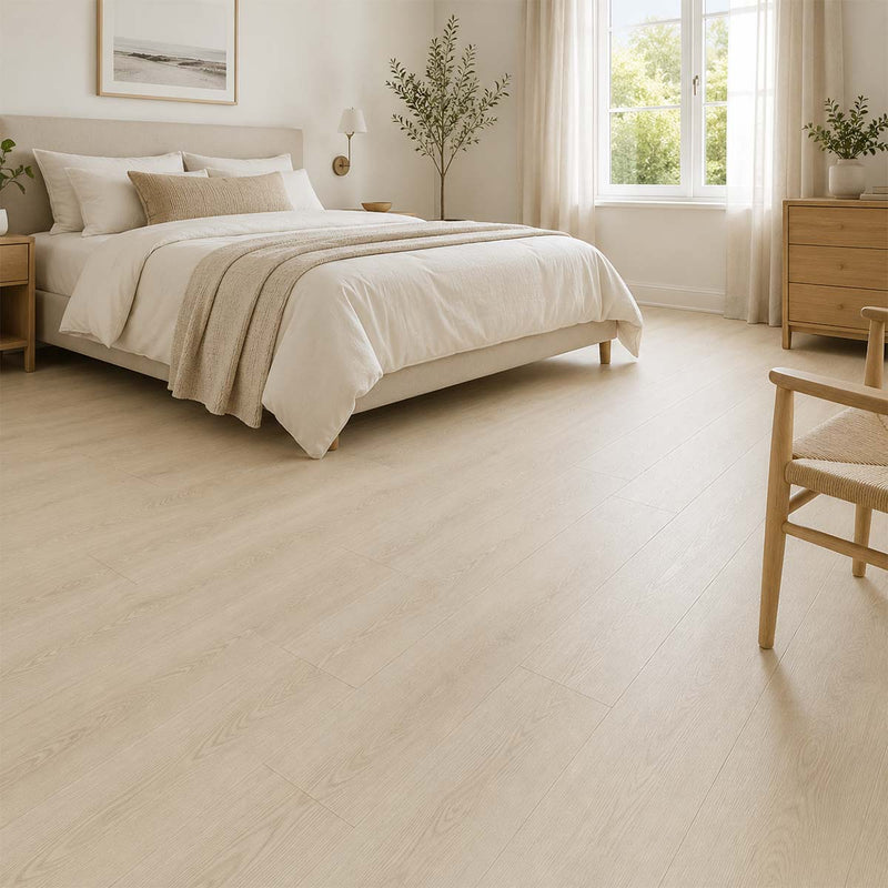 Helles skandinavisches Wohnzimmer mit Klick Vinyl Eiche Bretagne mit Trittschalldämmung in natürlicher Holzoptik