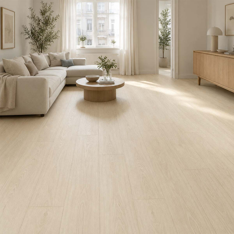 Helles skandinavisches Wohnzimmer mit Klick Vinyl Eiche Bretagne mit Trittschalldämmung in natürlicher Holzoptik