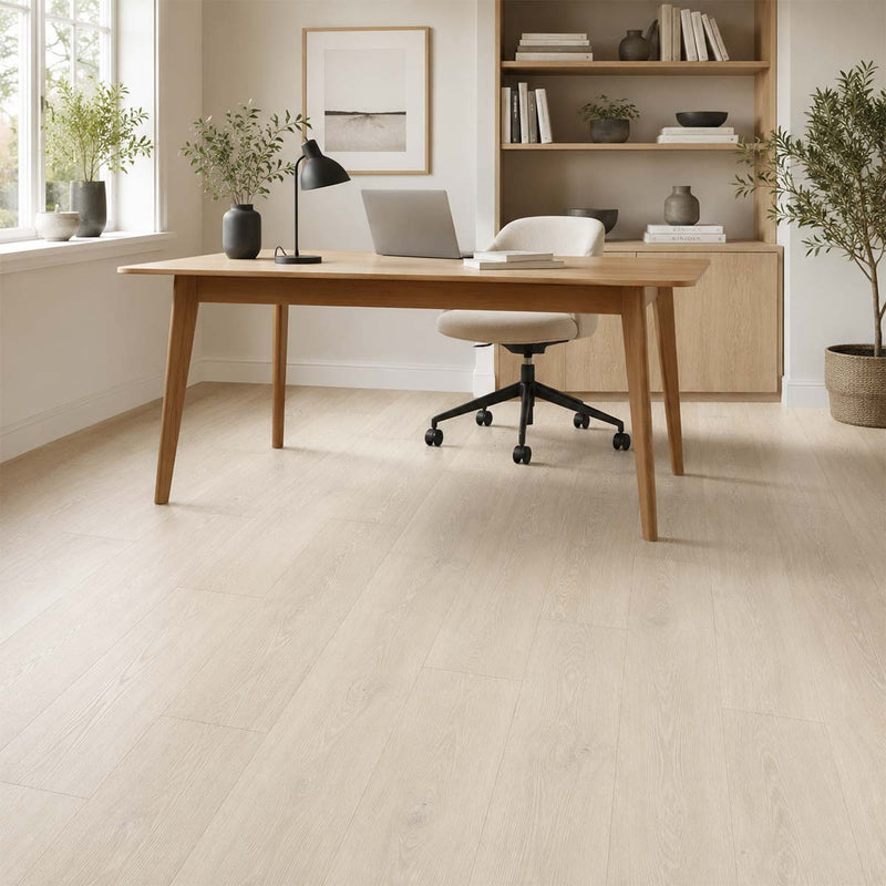 Klick Vinyl Eiche Britannia mit Trittschalldämmung in einem hellen, modernen Arbeitszimmer