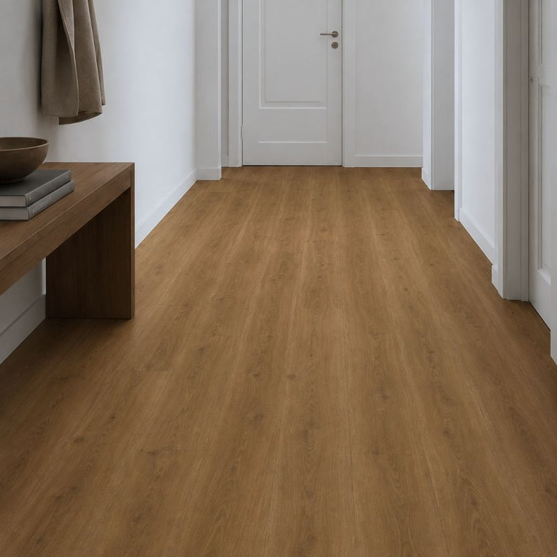 Warmer, mittelbrauner Eiche-Vinylboden im Flur mit Holzkonsole und weißer Zimmertür von Floor4all