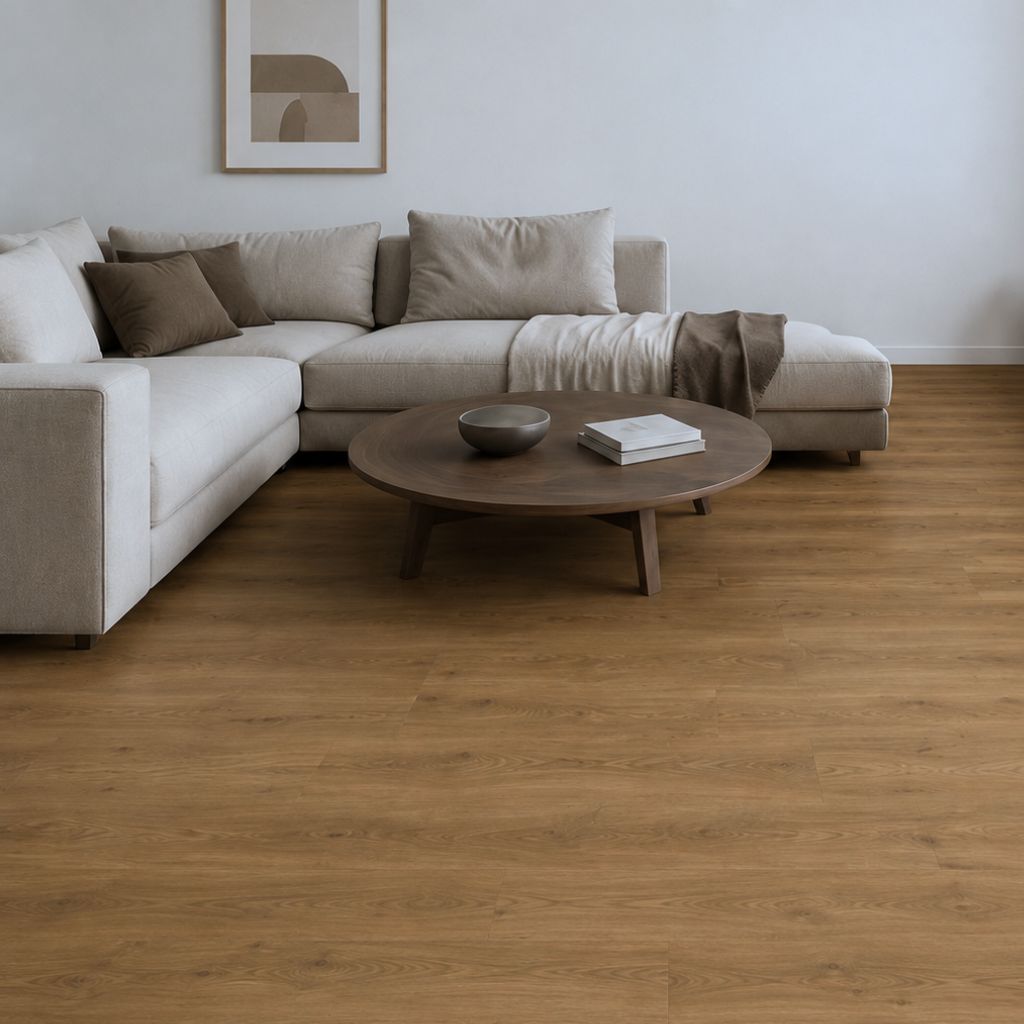 Gemütliches Wohnzimmer mit warmem Eiche-Klickvinyl, Ecksofa und rundem Holztisch von Floor4all