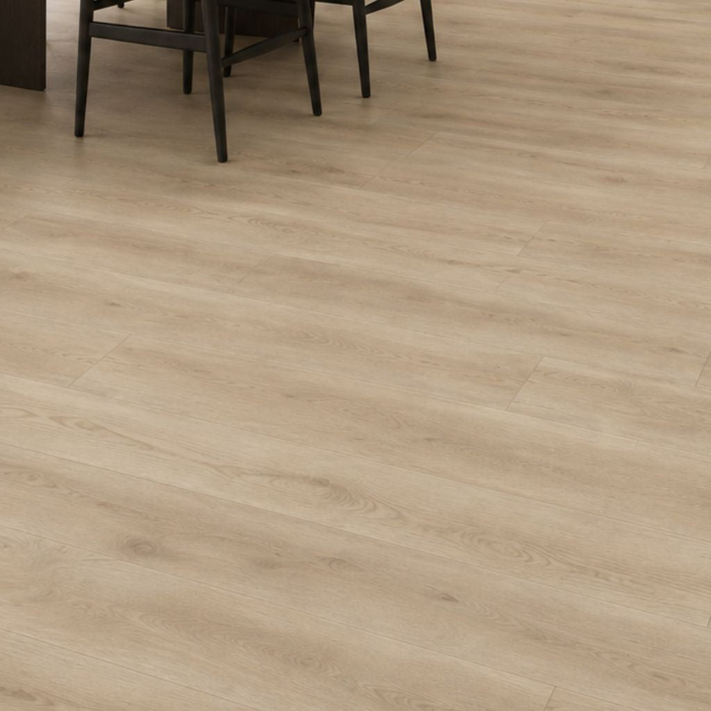 Nahaufnahme der Registered-Embossed-Oberfläche von Klick Vinyl Eiche Elva mit fühlbarer Holzstruktur von Floor4all