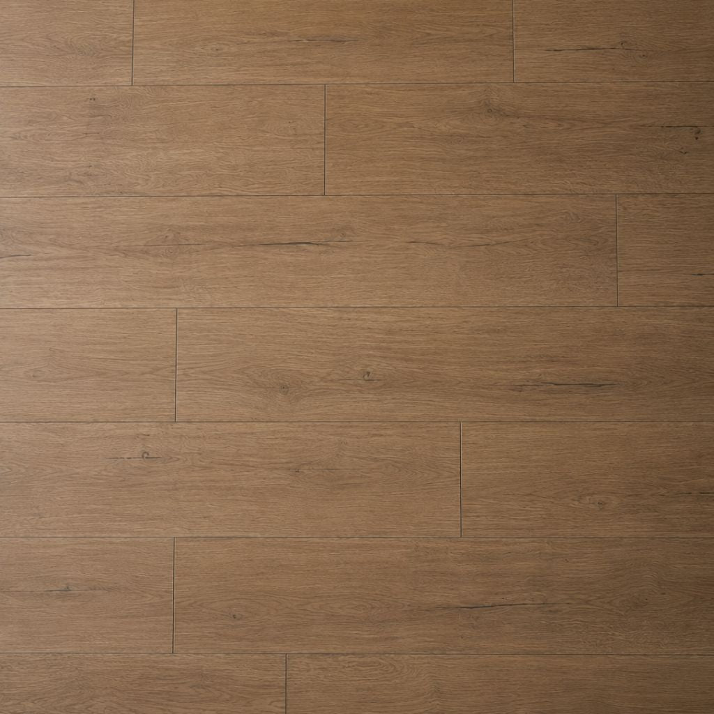 Nahaufnahme der Holzmaserung von Klick Vinyl Eiche Fors im Landhausdielenformat