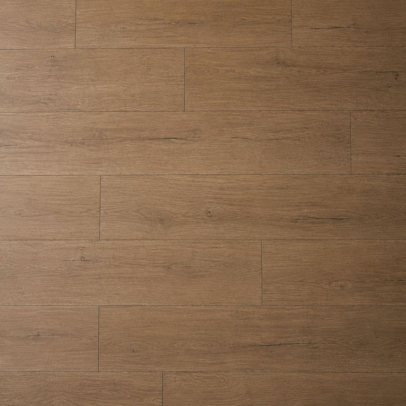 Nahaufnahme der Holzmaserung von Klick Vinyl Eiche Fors im Landhausdielenformat