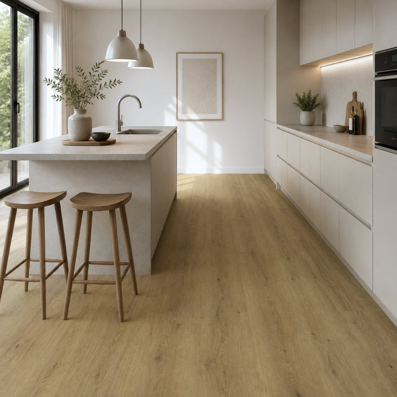 Moderne Küche mit Klick Vinyl Eiche Karl Landhausdiele in warmer Holzoptik von Floor4all