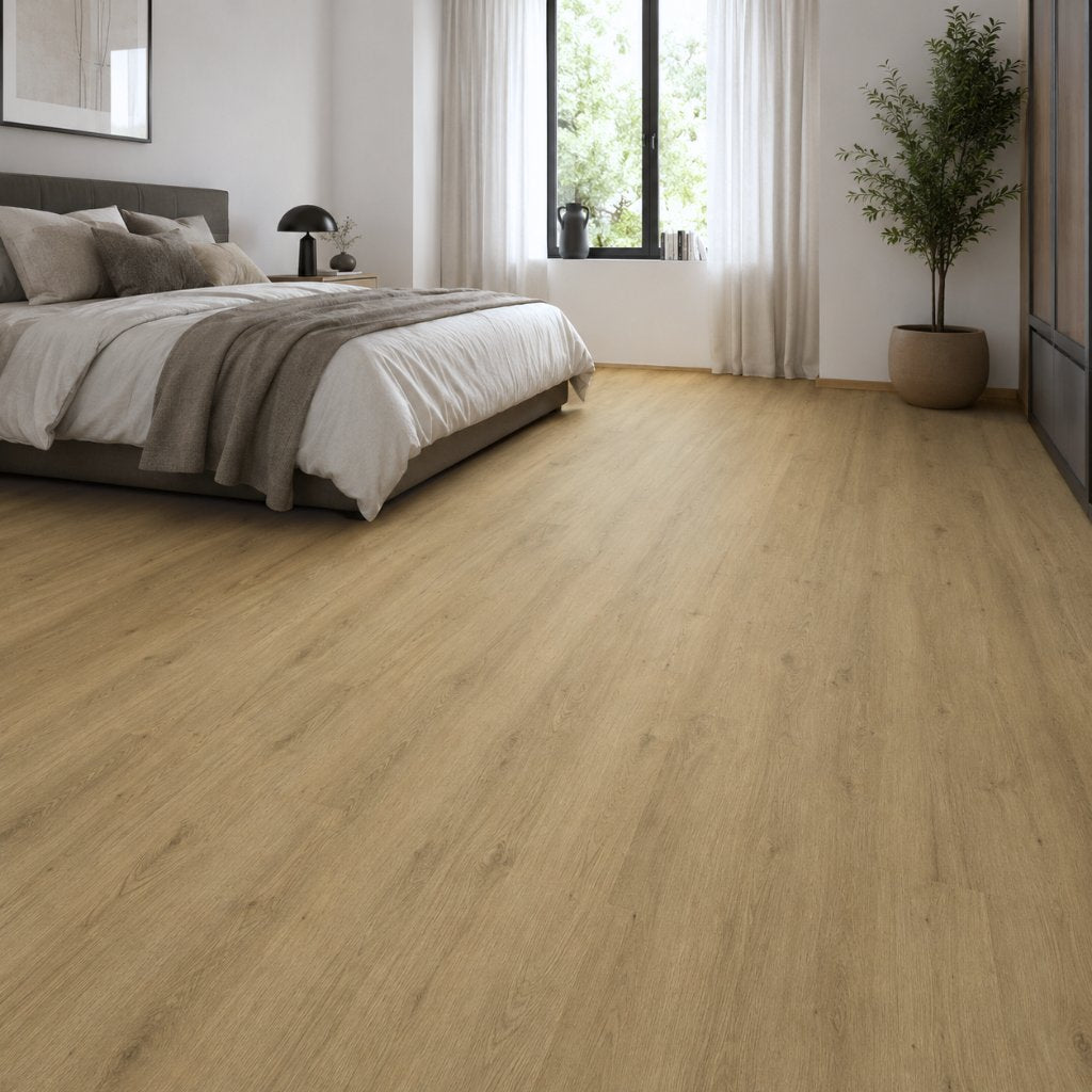 Helles Schlafzimmer mit Klick Vinyl Eiche Karl Landhausdiele und natürlicher Holzoptik von Floor4all