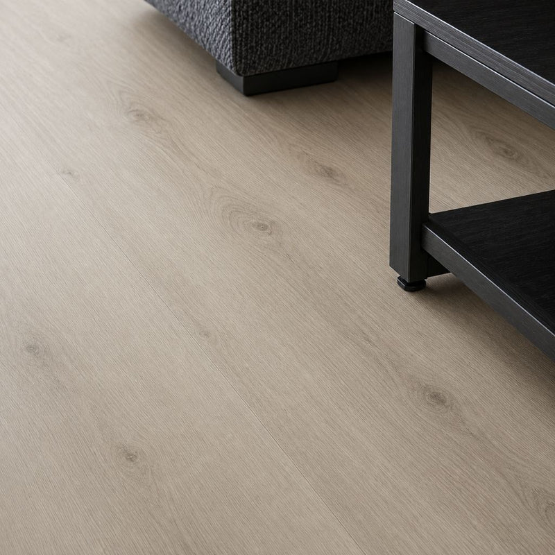 Detailaufnahme der Landhausdiele mit dunklem Möbelkontrast im Wohnzimmer von Floor4all