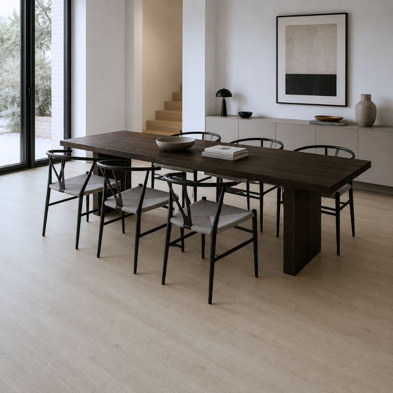 Helles Esszimmer mit natürlicher Eichenoptik und dunklem Massivholztisch von Floor4all