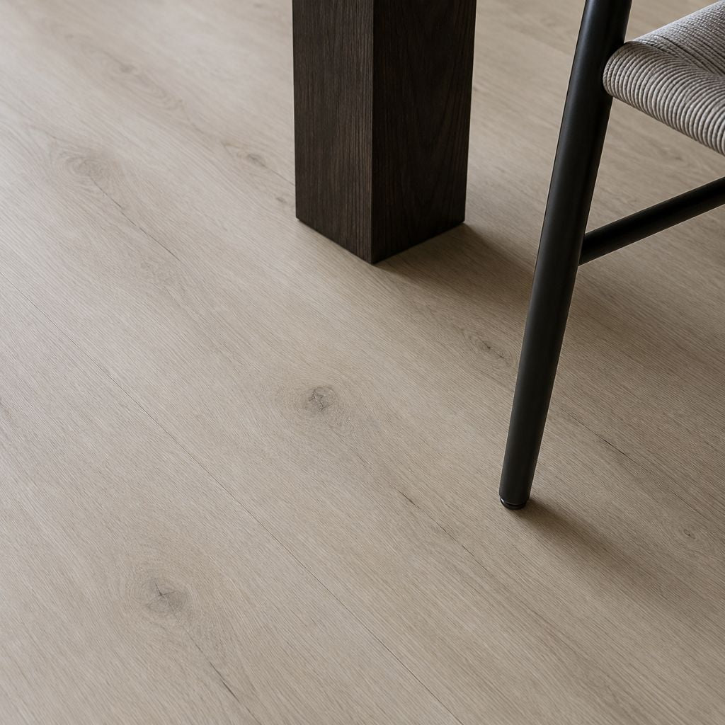 Nahaufnahme der natürlichen Holzmaserung mit authentischer Astzeichnung von Floor4all