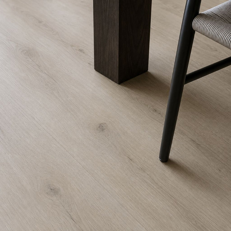 Nahaufnahme der natürlichen Holzmaserung mit authentischer Astzeichnung von Floor4all