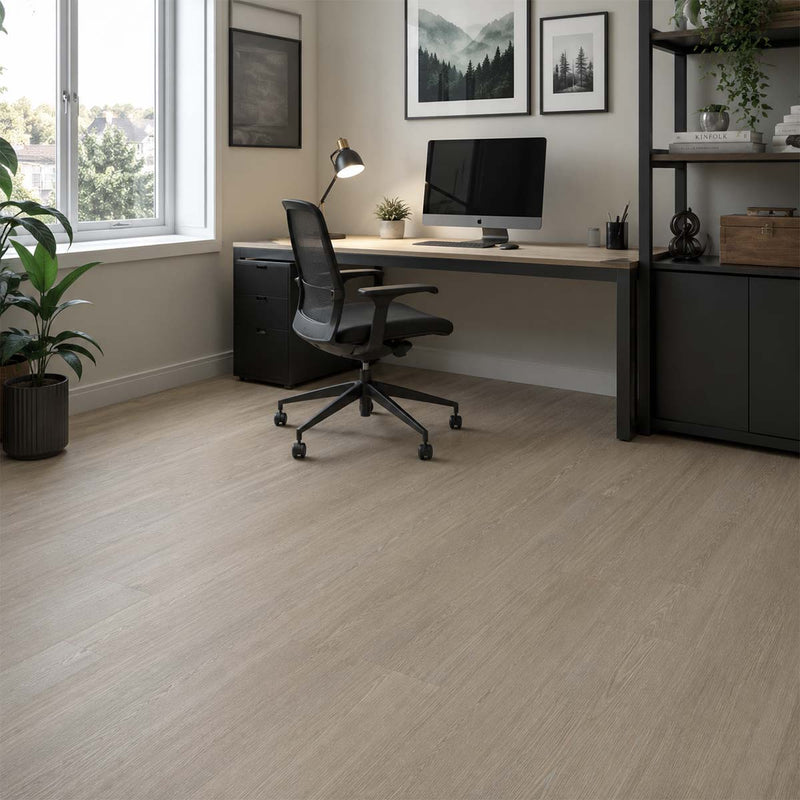 Klick Vinyl Eiche Lucas mit Trittschalldämmung in einem hellen modernen Arbeitszimmer mit Schreibtisch, Pflanze und minimalistischer Einrichtung
