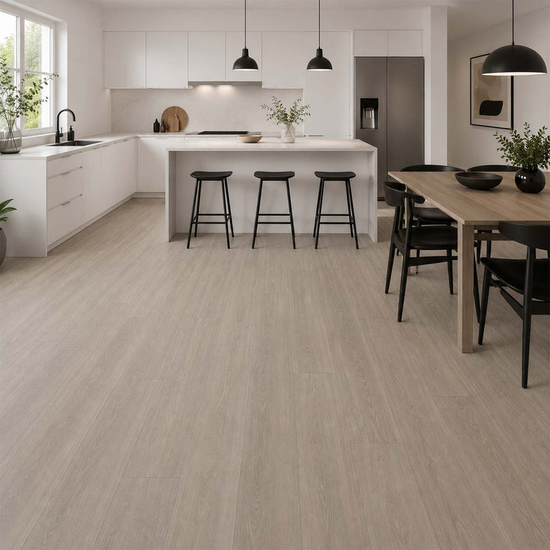 Klick Vinyl Eiche Lucas mit Trittschalldämmung in einer modernen Küche mit Essbereich, heller Einrichtung und minimalistischer Gestaltung