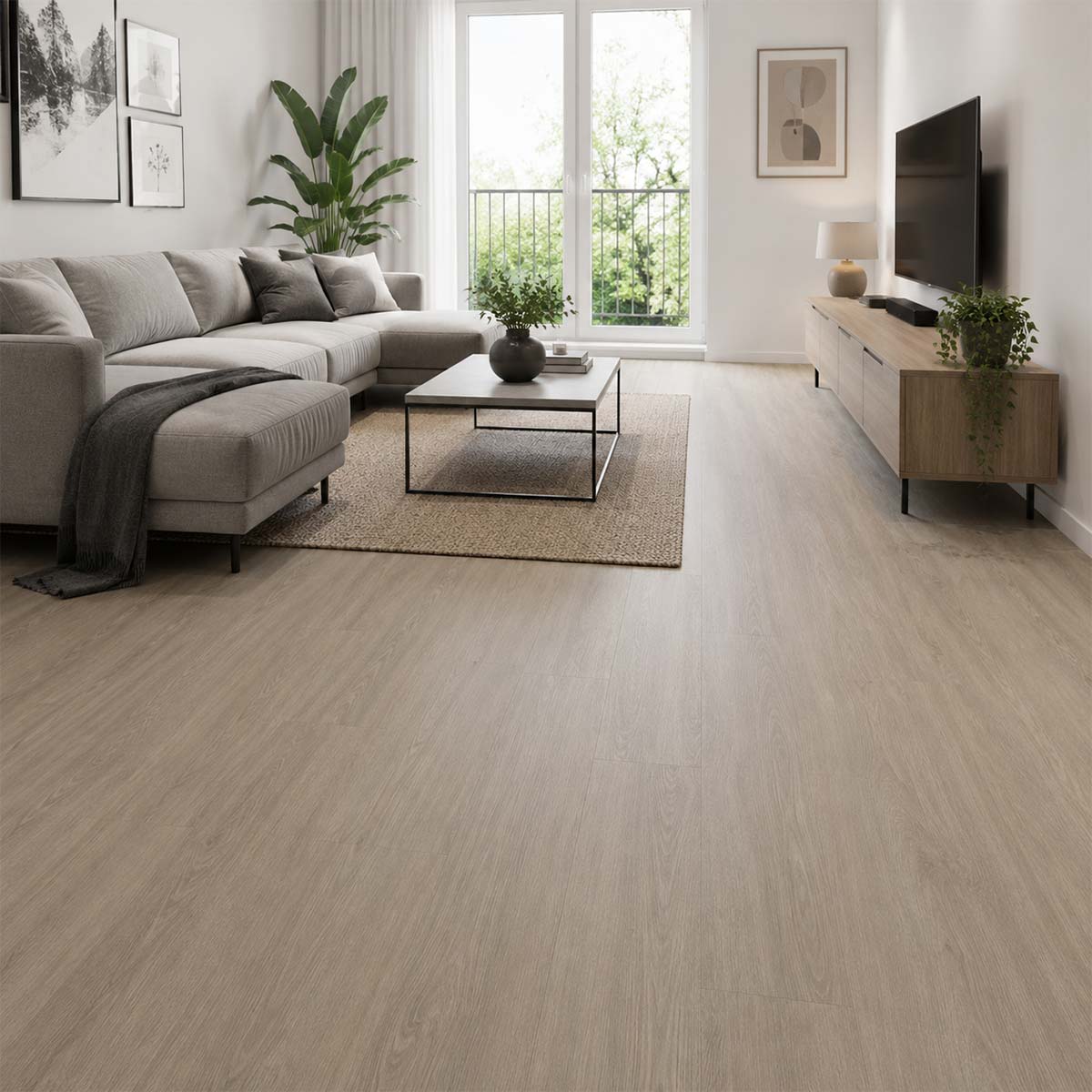 Klick Vinyl Eiche Lucas mit Trittschalldämmung in einem hellen skandinavischen Wohnzimmer mit Sofa, natürlichem Tageslicht und ruhiger Wohnatmosphäre