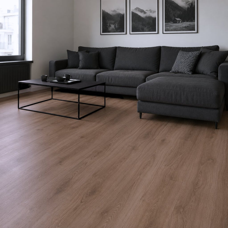 Wohnzimmer mit Landhausdiele in Eiche-Optik, dunklem Sofa und Couchtisch als stilvoller Kontrast zum Boden