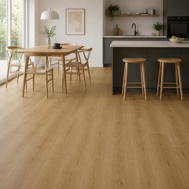 Klick Vinyl Eiche Rhon in einer hellen minimalistischen Küche mit Essbereich